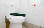 In-room Bathroom 4 Comfortable Studio at Bassura Apartment near to Bassura Mall By Travelio