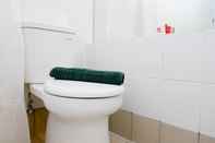 In-room Bathroom Comfortable Studio at Bassura Apartment near to Bassura Mall By Travelio