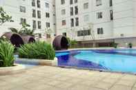 Swimming Pool Comfortable Studio at Bassura Apartment near to Bassura Mall By Travelio
