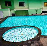 Kolam Renang 4 Relaxing Style 1BR at Menteng Square Apartment By Travelio