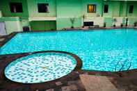 Kolam Renang Relaxing Style 1BR at Menteng Square Apartment By Travelio