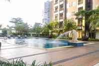 Kolam Renang Tidy and Modern 2BR Apartment at Silkwood Residences near BINUS By Travelio