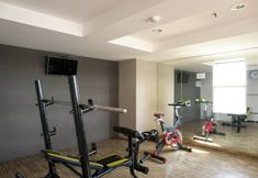 피트니스 센터 6 Modern and Cozy Studio Apartment at Belmont Residence Puri By Travelio