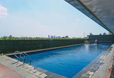 수영장 3 Modern and Cozy Studio Apartment at Belmont Residence Puri By Travelio