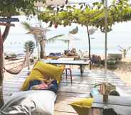 Bar, Cafe and Lounge 3 Indie Beach Bungalows