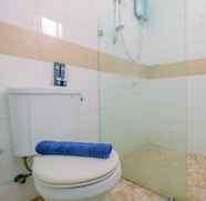 Toilet Kamar 5 Elegant Studio at Metropark Condominium Apartment Jababeka By Travelio