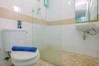 Toilet Kamar Elegant Studio at Metropark Condominium Apartment Jababeka By Travelio