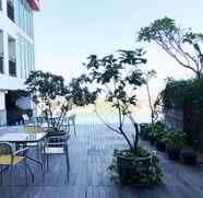 สระว่ายน้ำ 5 Minimalist Style 2BR at Tamansari Papilio Apartment By Travelio