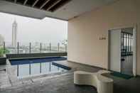 Swimming Pool Studio Near Gandaria City Mall Kebayoran Icon Apartment By Travelio