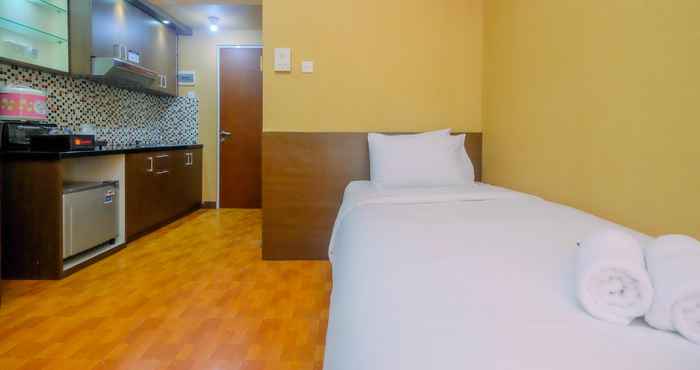 Bedroom Strategic Studio Apartment at Taman Melati near Universitas Indonesia By Travelio