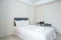 Kamar Tidur Well Furnished Studio at Green Park View Apartment By Travelio