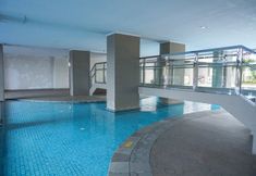 スイミングプール 3 Well Furnished Studio at Green Park View Apartment By Travelio