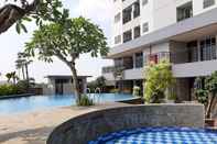 Kolam Renang Posh and Minimalist Studio Parkland Avenue Apartment By Travelio