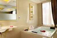 Toilet Kamar Suite at The Sun Boutique Hotel Kuta