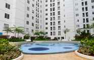 สระว่ายน้ำ 5 2BR Homey and Pleasant Apartment at Bassura City near Mall By Travelio 