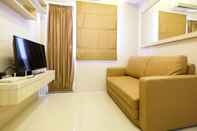 ล็อบบี้ Homey and Easy Access to Mall 2BR Green Pramuka Apartment By Travelio