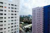 Bangunan Homey and Easy Access to Mall 2BR Green Pramuka Apartment By Travelio