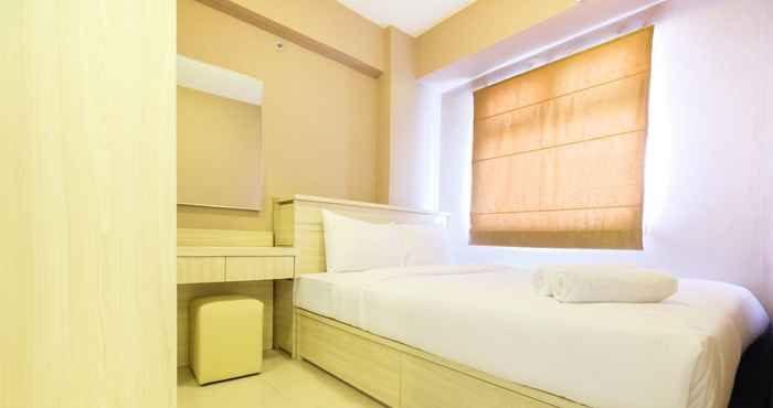 ห้องนอน Homey and Easy Access to Mall 2BR Green Pramuka Apartment By Travelio