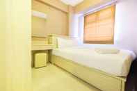 Kamar Tidur Homey and Easy Access to Mall 2BR Green Pramuka Apartment By Travelio