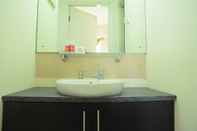 Toilet Kamar Great Value 1BR at Apartment Taman Semanan Cengkareng By Travelio