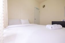 臥室 Cozy & Modern 2BR at Green Pramuka City Apartment By Travelio