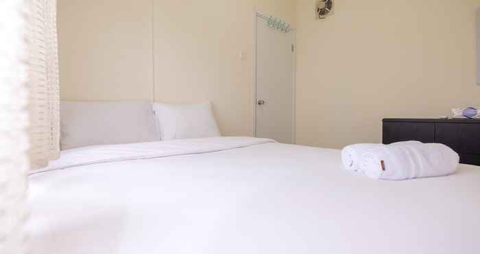 Bilik Tidur Cozy & Modern 2BR at Green Pramuka City Apartment By Travelio