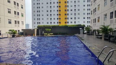 泳池 4 Cozy & Modern 2BR at Green Pramuka City Apartment By Travelio