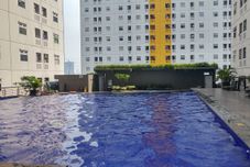 泳池 Cozy & Modern 2BR at Green Pramuka City Apartment By Travelio