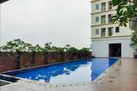 Kolam Renang Comfy Studio Apartment at Tamansari Mahogany By Travelio