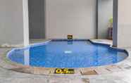 สระว่ายน้ำ 5 Comfy Studio Apartment at Tamansari Mahogany By Travelio
