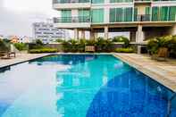 Kolam Renang Cozy and Spacious 1BR at Tree Park Apartment By Travelio