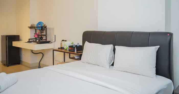 Kamar Tidur Comfy and Cozy Studio at Tree Park Apartment By Travelio