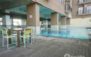 Kolam Renang 4 Simple Studio at Tamansari Panoramic Apartment By Travelio