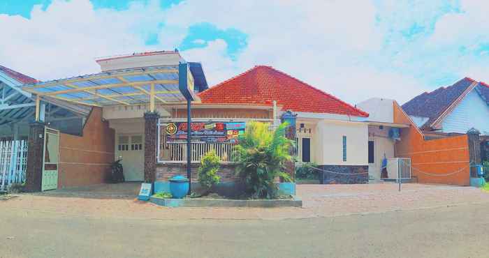 Exterior Menari Guest House