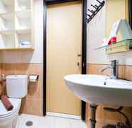 Toilet Kamar 4 Nice Studio Apartment at Tamansari Sudirman By Travelio