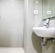 Toilet Kamar 2 Studio Pool View Apartment Paramount Skyline near Gading Serpong By Travelio