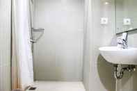 Toilet Kamar Studio Pool View Apartment Paramount Skyline near Gading Serpong By Travelio