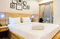 Kamar Tidur Elegant and Modern Studio Grand Kamala Lagoon Apartment By Travelio