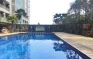 Swimming Pool 4 2BR with Private Bathtub at Galeri Ciumbuleuit Apartment By Travelio