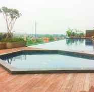 Kolam Renang 4 Contemporary Studio at Springwood Residence Apartment By Travelio