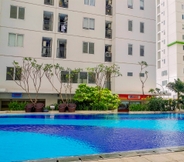 Kolam Renang 5 Comfy 2BR near Bassura Mall at Bassura City Apartment By Travelio