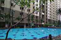 Swimming Pool Minimalist and Cozy Studio Apartment at Gateway Ahmad Yani By Travelio