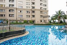 スイミングプール Minimalist & Cozy 1BR Apartment at Mediterania Marina Residence By Travelio