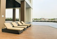 Hồ bơi 4 Cozy and Comfy Studio at Silk Town Apartment By Travelio