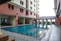 Kolam Renang Simply Design 2BR Gajah Mada Mediterania Apartment By Travelio