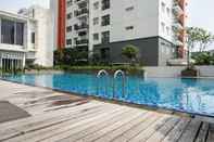 Kolam Renang Cozy and Big 2BR Apartment at Aspen Residence By Travelio 