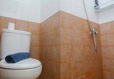 ห้องน้ำภายในห้อง 6 Clean & Comfortable 2BR Green Pramuka Apartment By Travelio