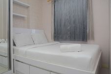 ห้องนอน Clean & Comfortable 2BR Green Pramuka Apartment By Travelio