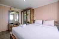 Bilik Tidur New Furnished & Comfy 2BR at Kebagusan City Apartment By Travelio