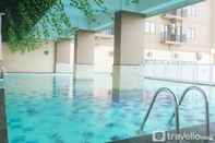 สระว่ายน้ำ Homey Studio Apartment at Tamansari Panoramic By Travelio